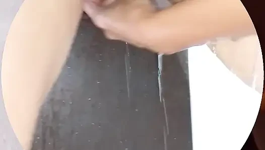 Güzel çıplak orta yaşlı seksi kadın vantuz dildoyla oynuyor ve duşta kocasının spermiyle eğleniyor.