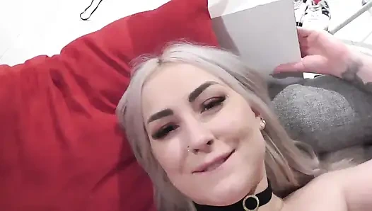 Lisi Kitty azgın seks istiyor ve göğüslerine boşalıyor