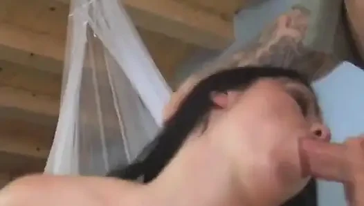 Kırmızı fileli koyu saçlı sürtük içeride bir yarağa biniyor