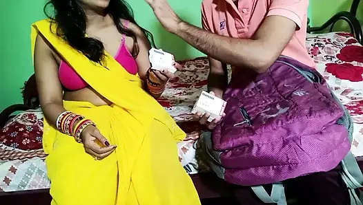 Hatun ucuz kozmetik satın aldığı için satıcı tarafından sikiliyor