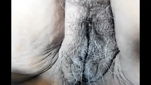 Amcığıma iyi bir parmaklama ve çok eski dildomu kullanarak orgazm oldum.