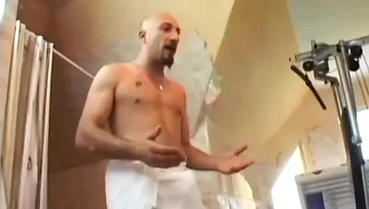 İki büyük yarak bu anal fahişenin ağzına ve götüne büyük miktarda sakso çekiyor