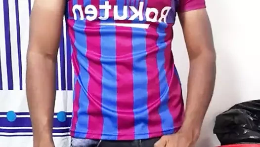 Çok azgın adam boşalana kadar büyük yarağını ovuyor