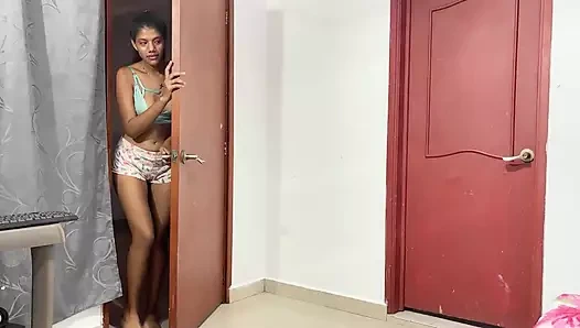 Güzel üvey kız kardeşimi iç çamaşırımla mastürbasyon yaparken yakalıyorum ve sonunda onu çok sert sikiyorum