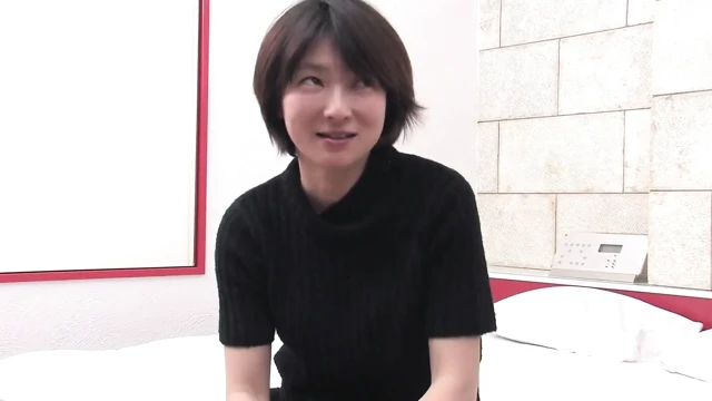 Tatlı Japon orta yaşlı seksi kadın iki sert yarak alıyor