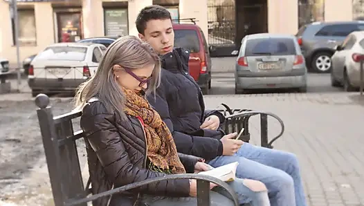 Sarışın saçlı ince genç kız sert sikişmeye hazır