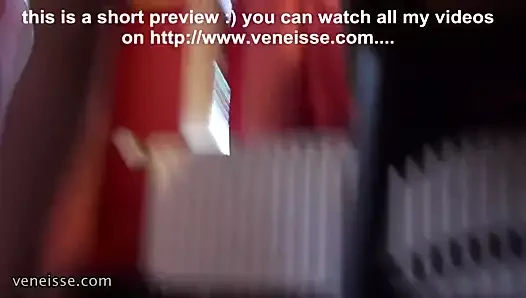 Veneisse açık lezbiyen, restoranda çift fisting!