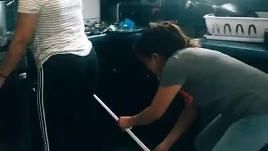 Picandole el culo a mi comadre