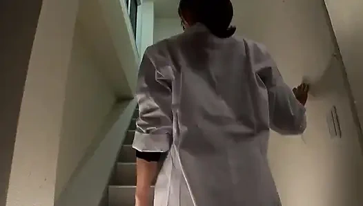 Sofistike güzellik diliyle azdırıyor ve saf arzunun fısıltıları.