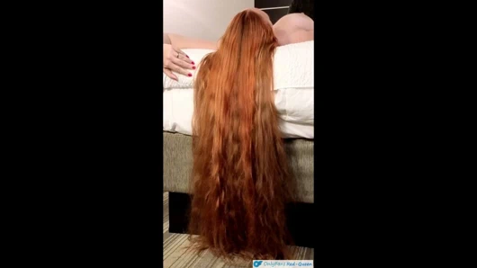 Uzun kızıl saçımla sikiliyorum yerde zıplıyor ve sallanıyor - saç fetişi videosu