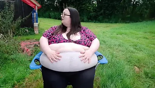 Ssbbw açık havada göbek oyunu ve yürüyüş