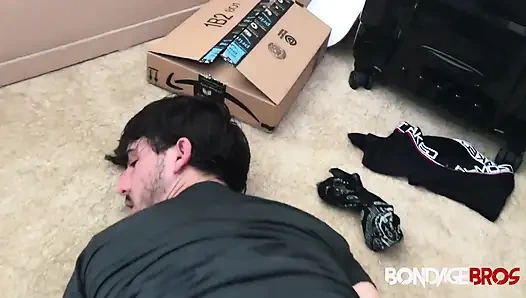 BondageBros Trenton Ducati gırtlağına kadar alıyor ve Devin Dixon'ı doğuruyor