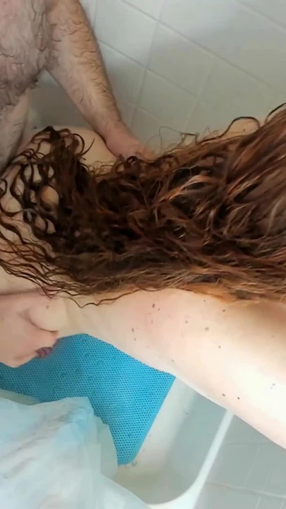 Захватывающий момент из "Страстного секса в душе с длинноволосой рыжей милфой-женой и волосатым медведем мужем"