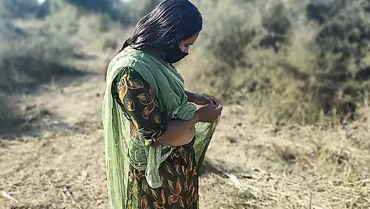 Üvey anne - bakımlı orta yaşlı seksi kadın Soniya ihmal edilen üvey oğlunun büyük göğüslerini rahatça okşuyor - ormanda seks