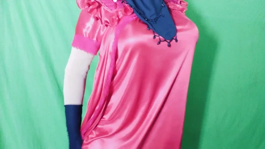 Hintli ateşli güzel yenge odasında dans ediyor ve açık bir şekilde seks yapıyor