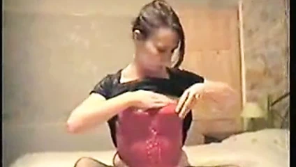 Amatör esmer olgun milf Mastürbasyon ona ıslak vajina üzerinde yatak