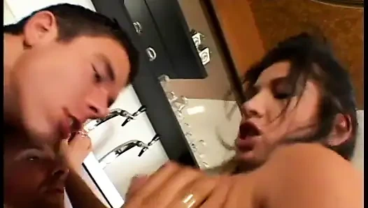 Tombul hatun iki şişman yarakla sikiliyor ve apartmanda kanepeye çarpıyor