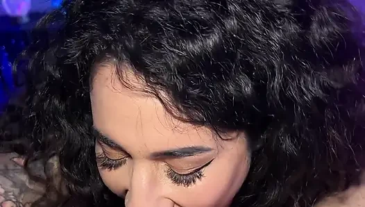 Arabelle raphael boşalana kadar vibratör ve anal sikişiyor