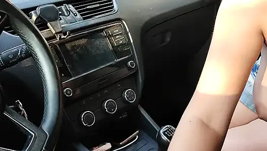 Güzel kızla araba macerası. Emerken neredeyse komşuya yakalanıyordum. Kendi üzerine boşalıyor