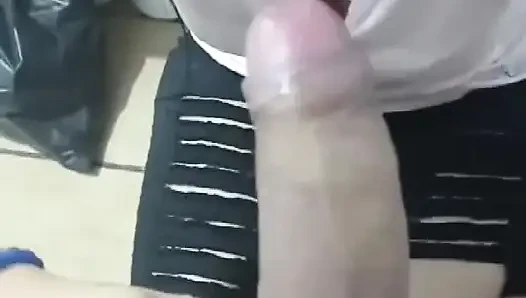 Bana lezzetli bir doğum günü oral seks yapıyor ve tüm sütümü getiriyor...