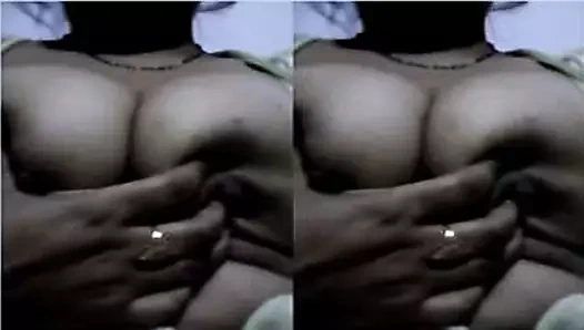 Bugün özel-seksi boudi gösteren büyük göğüsler...