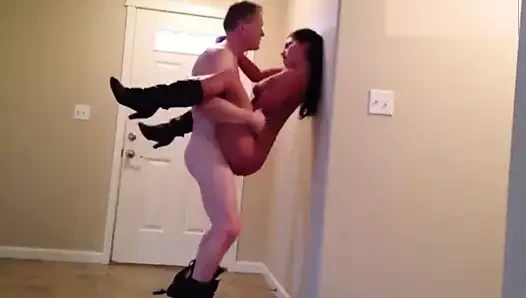 Aşırı pozisyonları ve iyi orgazmı olan bir çift.