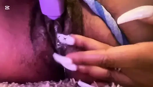 Bir lezbiyen üvey erkek kardeşi için mastürbasyon yapıyor