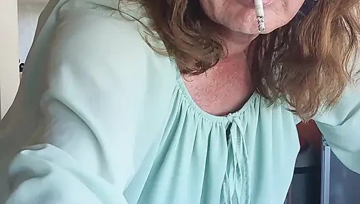 Sigara içerken dildomun tadını çıkarıyorum