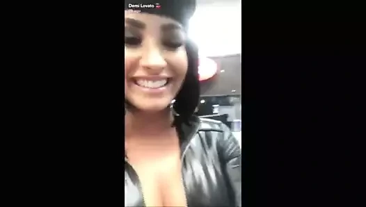 Demi lovato policiere sexy 1