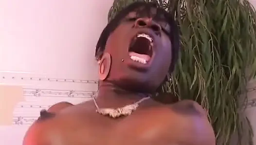 Seksi zenci orta yaşlı seksi kadın büyük siyah yarak üzerinde