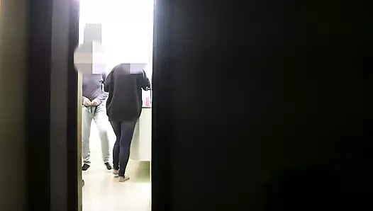 Kocası televizyonda bir program izlerken arkadaşına oral seks yapıyor.