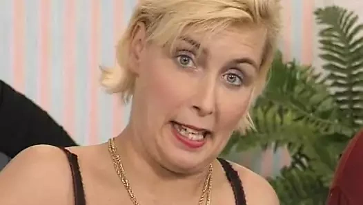 Almanya'dan iki azgın hatun birlikte dölle sikişmeyi memnun ediyor