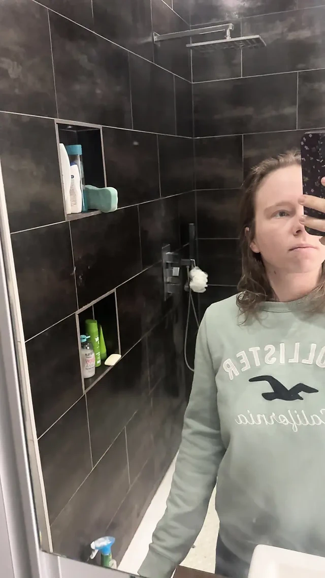 Doğal Göğüslü Sarışın Duş Alıyor