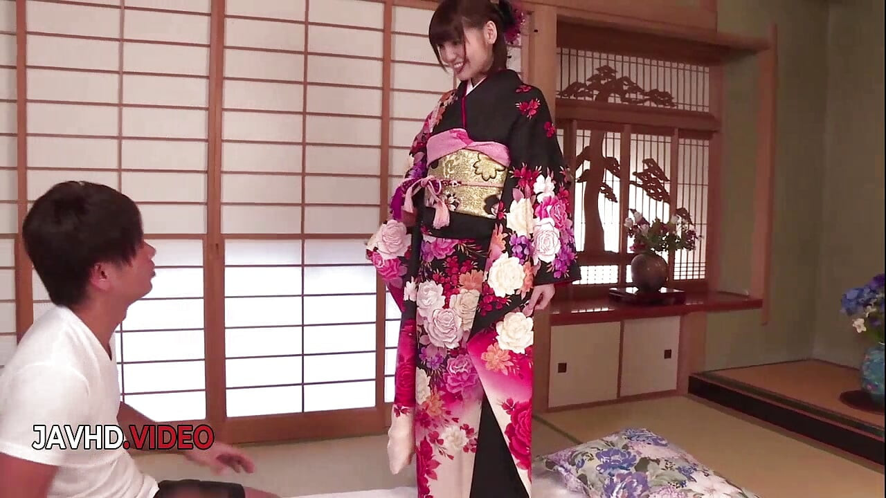 Kimono'daki tutkulu Asyalı kadın sert sikiliyor ve sonra iyice dölleniyor