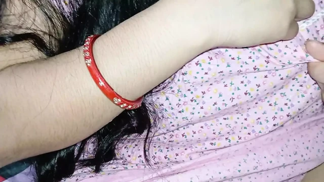 Üvey anne üvey oğlunun yarağına mastürbasyon yapıyor ve ona zevk veriyor - çok şanslı