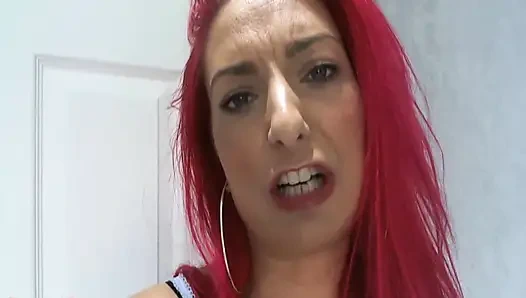 Kırmızı prenses Jana yüzüne tükürüyor