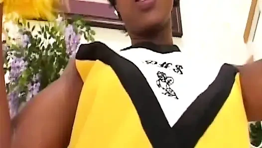 Azgın Siyah Kız, Kocaman Beyaz Bir Yarakla Anal Seks Yapıyor