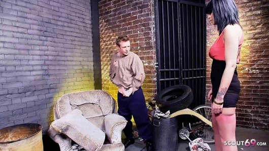 Kaybeden adam işerken yakalandı ofis kaltak Mai Bailey tarafından edepsiz bir sikiş için baştan çıkarılıyor