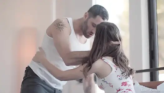 Eroticax - şımarık kız bahçıvanın onu sikmesine veya çenesini kapatmasına cesaret ediyor!