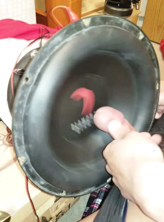 Subwoofer üzerine kocaman boşalma
