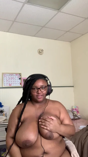 Девушка с большими сиськами соблазняет тебя, пока она играет