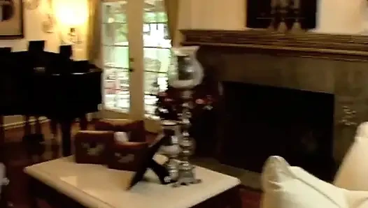 Alice Bell doğal göğüsleriyle kanepede sikişiyor
