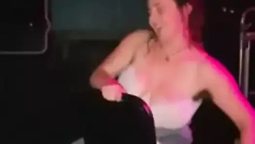 gece kulübünde dans etmek