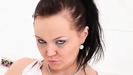 Olgun banyoda sikiliyor ve üstüne işiyor