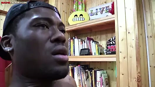 Santi Konnor yarağa aç ve biraz üçlü eğlenceye katılıyor