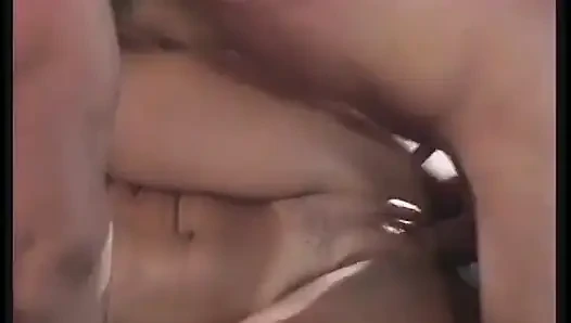 Azgın orta yaşlı seksi kadınlar sakso sırasında genç delikanlının sikini paylaşıyor