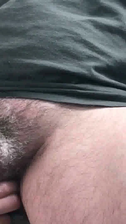 Annem üvey oğluna sikini nasıl tıraş edeceğini öğretiyor. ama onun horoz sertleştiğinde kontrolünü kaybetti. milf handjob. memelere boşalmak. | Klip 2