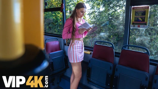 VIP4K. Deri iç çamaşırlı bir borçluyla arka bahçede iyi sikiş