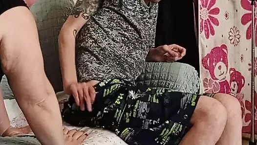 Komşu işten sonra yarak emiyor ve ağzına bir kısmını boşaltıyor