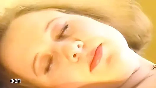 Seksi piliç mastürbasyon yapıyor ve işiyor